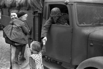 Abzug einer in Raesfeld-Erle stationierten österreichischen Einheit der Waffen-SS, ein Soldat verabschiedet sich von Raesfelder Kindern