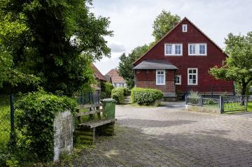 Dorfzentrum Borgeln: Ehemalige Dorfschule am Pfarrweg zur ev. Kirche. Juni 2016.