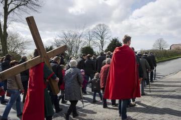 Karfreitagsprozession der Heilig Kreuz-Gemeinde Brochterbeck in Begleitung von Laienspielern, welche die Leidensstationen Christi nachstellen. April 2015.