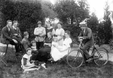 Familie Drepper im Garten. Harsewinkel, um 1915.