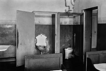 Landesheilanstalt für Psychiatrie Lengerich, Renovierung 1954-1957: Toilettenanlage im Schlafsaal Männer AIII vor dem Umbau.