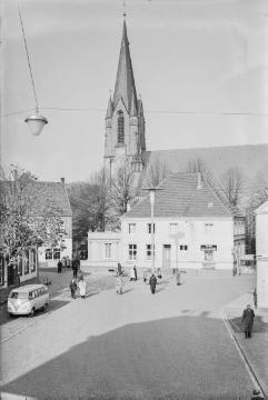 Harsewinkel - Alter Markt Richtung Münsterstraße und St. Lucia-Kirche. Bildrand links: Hirsch-Apotheke, Bildmitte: Gebäude mit Salon Larosch-Terlutter (rechts). Undatiert, um 1960?