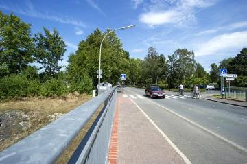 Selm, Straßenbrücke Sandforter Weg über den Selmer Bach, Juli 2014 - Aktionsgebiet des Regionale-Projektes 2016 "Aktive Mitte Selm" am Areal des "Campus" als geplantem neuen Mittelpunkt der Innenstadt.