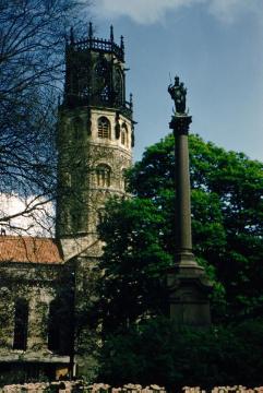 Marienplatz: Mariensäule von Hubert Gerhard (1899) mit Blick auf den Kirchturm von St. Ludgeri