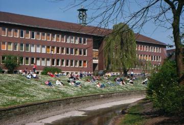Studenten auf den Aa-Wiesen vor der Juristischen Fakultät der Westfälischen Wilhelms-Universität