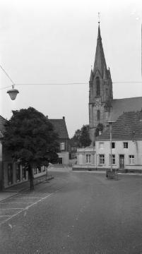 Harsewinkel - Alter Markt Richtung Münsterstraße und St. Lucia-Kirche, links mit Baum: die Hirsch-Apotheke. Undatiert, um 1960?