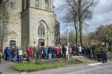 Gottesdienst vor der St. Peter und Paul-Kirche, Brochterbeck - Auftakt zur traditionellen Karfreitagsprozession der Heilig Kreuz-Gemeinde, April 2015.