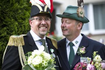 Schützenfest Brochterbeck 2015 - Königsfeier am Schützenmontag, 1. Juni: Oberst Christian Leugers und Ralf Klaas vom Bürgerschützenverein 1846 mit Blumen für die neue Schützenkönigin.