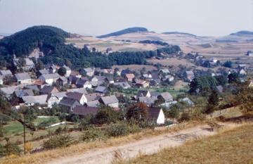 Blick über den Ortsteil Hesborn in das Ostsauerländer Hügelland