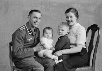 Soldat Lübering mit Frau und Kindern, um 1942. Atelier Jäger, Harsewinkel.