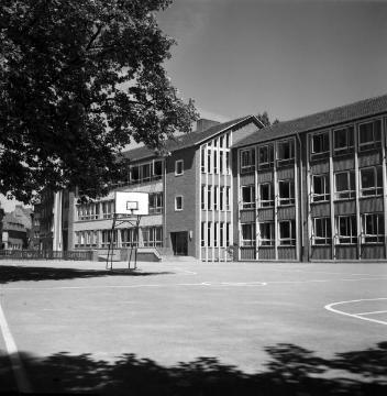 Basketballfeld auf dem Schulhof der Paul Gerhard- Realsschule in der Jüdefelder Straße