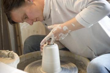 Besuch im Keramikstudio Silke Wellmeier, Brochterbeck - Juni 2015: Aufbau einer Vase an der Drehscheibe - die studierte Keramikerin und gelernte Floristin bei der Arbeit in ihrem Atelier am Horstmersch 5.