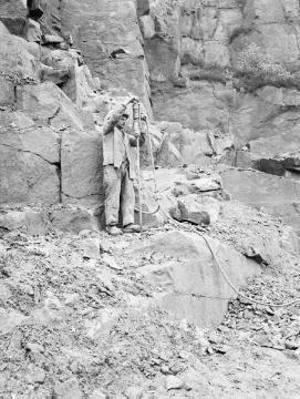Sandsteinbruch am Strimberg: Steinhauer bei der Arbeit mit dem Preßluftbohrer
