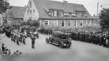 Festzug zum 50-jährigen Jubiläum der Freiwilligen Feuerwehr Harsewinkel, vom Urheber datiert auf 1936 (Gründung der Freiwilligen Feierwehr 1884).