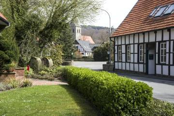 Ortskern Brochterbeck, 2015: Die Dorfstraße mit evangelischer Kirche und Gasthaus Franz.