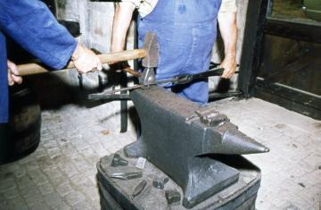 LWL-Freilichtmuseum Hagen, Museumsaktion in der Kleineisenschmiede: Metallbearbeitung auf dem Amboß