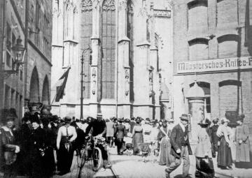 Alter Steinweg: Teilnehmer am Trauerzug für den Stadtdechanten Bernhard Muer (1915)