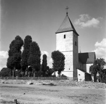 Westturm der kath. Pfarrkirche St. Cyriakus in Berghausen