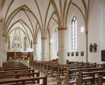 St. Peter und Paul-Kirche, Brochterbeck: Kirchenschiff Richtung Chor - neugotische Hallenkirche, eingeweiht 1860.
