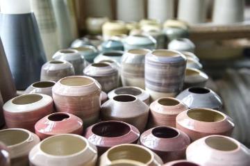 Filigrane Vasengefäße in allen Größen - Blick in das Atelier der Keramikkünstlerin Silke Wellmeier in Brochterbeck, Horstmersch 5. Juni 2015.