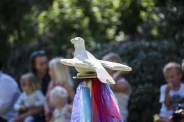 Kinderschützenfest des Familienzentrums St. Peter und Paul - Brochterbeck 2015: Der Vogel steht bereit - der Wettkampf beginnt. Pfarrgarten an der Moorstraße.
