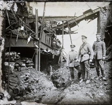 Drei Soldaten vor zerstörter Industriekulisse
(Otto Mötje, mittig)