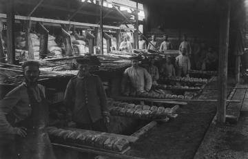 Erster Weltkrieg [Original ohne Angaben, undatiert]: Soldaten in einer Heeresbäckerei