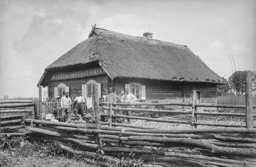 Erster Weltkrieg [Original ohne Angaben, undatiert]: Soldaten vor einem bäuerlichen Wohnhaus