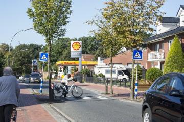 Dorfzentrum Ahaus-Alstätte: Haaksbergener Straße Richtung niederländische Grenze. Rechts: Shell-Tankstelle und Einkaufszentrum. September 2016.