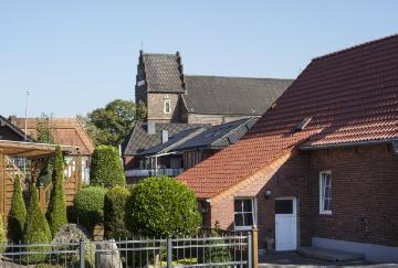 Dorfzentrum Ahaus-Alstätte: Wohngebäude an der Haaksbergener Straße mit Blick zur kath. Kirche St. Mariä Himmelfahrt. September 2016.