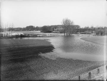 Hochwasser an der Ems bei  Westbevern, unterhalb der Eisenbahnbrücke, Februar 1935.