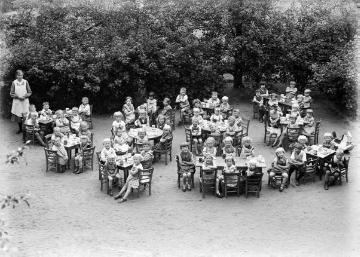 Sommerfest im Kindergarten, Harsewinkel, um 1932.