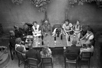 Einquartierung, Soldaten der Waffen-SS-in geselliger Runde auf dem Hof Schulze Böckenhoff. Die Männer warem Mitglieder einer österreichischen SS-Einheit, die von Herbst 1939 bis Frühjahr 1940 in Raesfeld stationiert war.