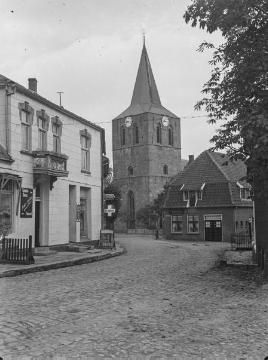 Gasthaus und Ev.-ref. Kirche am Marktplatz in Uelsen, Landkreis Grafschaft Bentheim, undatiert.
