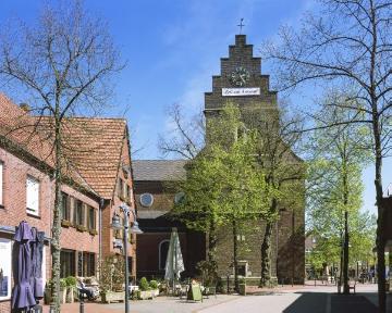 Dorfzentrum Ahaus-Alstätte mit kath. Kirche St. Mariä Himmelfahrt, 2016