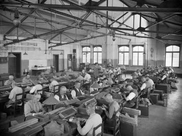 Zigarrenfabrik Rotmann: Zigarrenmacher bei der Arbeit im Fertigungssaal