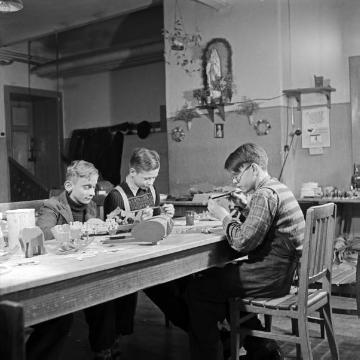 Werkunterricht im St. Johannes-Stift Marsberg, Westfälische Klinik für Kinder- und Jugendpsychiatrie, 1955.