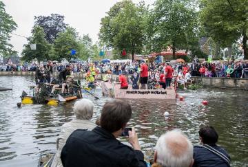 Juxboot-Regatta auf dem Mühlenteich in Brochterbeck, ein Höhepunkt der alljährlichen Sommerkirmes im Dorfzentrum, Juli 2015.