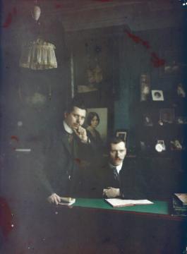 Heinrich Jäger (rechts) mit Bruder Ernst, Fotograf in Harsewinkel, in seinem Fotoatelier in Gent, eröffnet 1907, geschlossen 1919 wegen Ausweisung Heinrichs aus Belgien nach Ende des Ersten Weltkriegs. Autochrom, undatiert, um 1914?