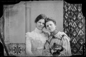 Margret Jäger (*1880) und Schwester Wilhelmine (*1883) - zwei von drei Töchtern des Fotografen Johann Hermann Jäger (1845-1920) aus erster Ehe mit Elise Steiner (1854-1886). Atelier Jäger, Harsewinkel. Undatiert, um 1900?