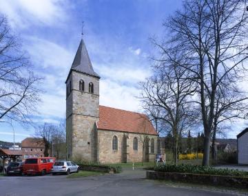 Evangelische Kirche Brochterbeck, Dorfstraße: Ursprungbau Romanik, Anfang 14. Jahrhundert - nach Brandzerstörung 1430 Wiederaufbau im gotischen Stil.