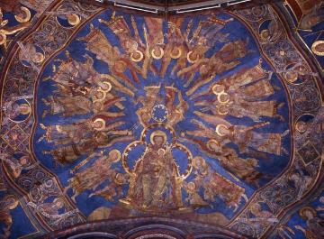 Romanische Wandmalerei in der Faltenkuppel des Chores der ev. Pfarrkirche St. Maria zur Höhe: thronende Muttergottes und Engel