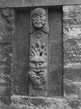 Ev. Pfarrkirche Enger - Dämonenrelief an der Außenfassade [vermutet] der ehemaligen Stiftskirche St. Dionysius, 1935.