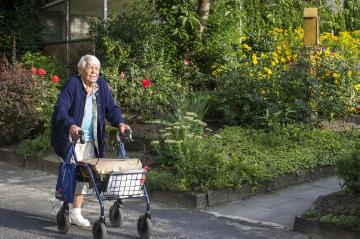 Menschen in Brochterbeck: Frau Albers auf ihrem täglichen Spaziergang rund ums "Josefshaus" - zugezogen aus Lengerich, ist sie seit vielen Jahren zufriedene Bewohnerin des Altenwohn- und Pflegeheims an der Moorstraße 15.