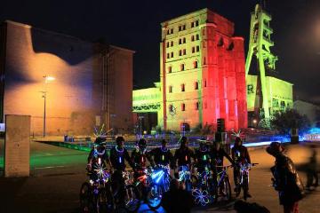 ExtraSchicht - Die Nacht der Industriekultur: Jugendliche in Licher-Outfits mit ihren Crossrädern auf der Zeche Ewald, die Teil des Landschaftsparks Hoheward und ein Ankerpunkt der Route der Industriekultur ist