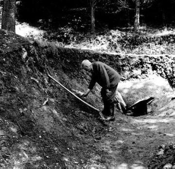 Archäologe Otto Krasa bei der Ausgrabung eines keltischen Eisenschmelzofens der Latènezeit ("Rennofen", um 500 v. Chr.)