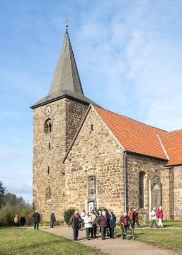 Ev. Pfarrkirche Petershagen-Windheim, romanischer Kirchenbau aus dem 13. Jh., errichtet auf einer hochwassergeschützten Anhöhe über dem Weserufer. Ansicht im Juni 2016.