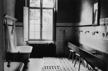 Landesheilanstalt für Psychiatrie Lengerich, Renovierung 1954-1957: Waschraum Gebäude Männer CI vor dem Umbau.