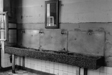 Landesheilanstalt für Psychiatrie Lengerich, Renovierung 1954-1957: Waschraum Gebäude Männer CII vor dem Umbau.