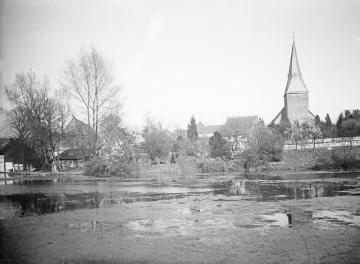 Ortsbild mit Dorfteich und ev. Pfarrkirche St. Pantaleon in Lohne, um 1930?